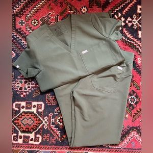 Figs scrub set - Livingston pants and Catarina top in Moss